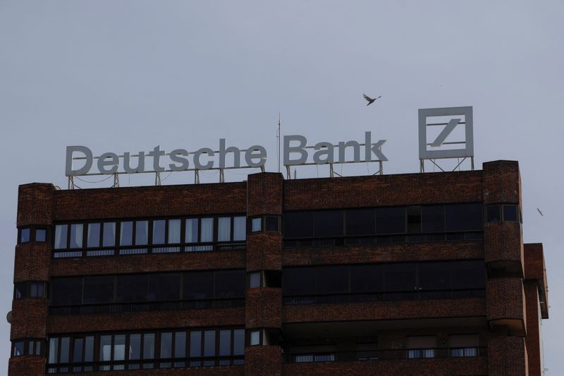 &copy; Reuters. Il logo di Deutsche Bank sul tetto di un edificio all'esterno di una filiale di Deutsche Bank a Malaga, Spagna, 24 aprile 2024. REUTERS/Jon Nazca