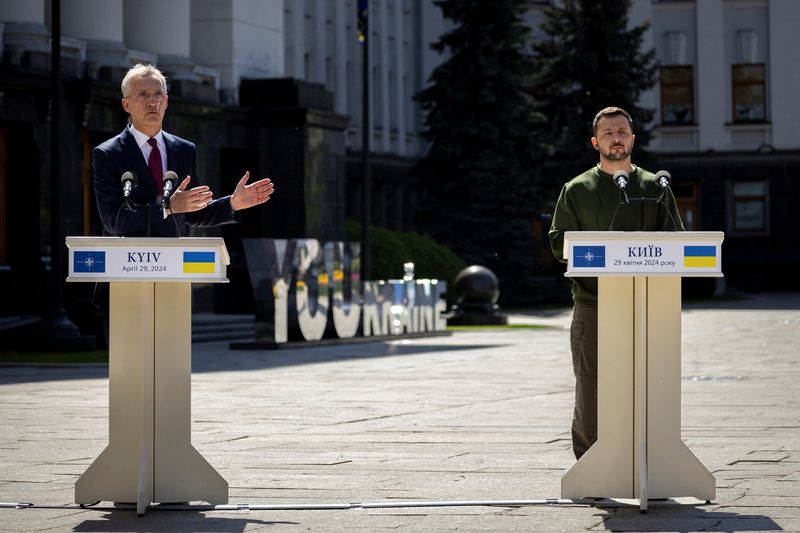 &copy; Reuters. الرئيس الأوكراني فولوديمير زيلينسكي والأمين العام لحلف شمال الأطلسي ينس ستولتنبرج في مؤتمر صحفي مشترك في كييف يوم 29 أبريل نيسان 2024. تصوير: ت