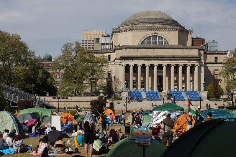 &copy; Reuters. FOTO DE ARCHIVO: Estudiantes continúan manteniendo un campamento de protesta en la Universidad de Columbia en apoyo a los palestinos, durante el actual conflicto entre Israel y el grupo islamista palestino Hamás, en Nueva York, Estados Unidos. 28 de abr