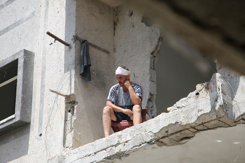 © Reuters. El palestino Abdel Rahman Barika, que sobrevivió a un ataque aéreo israelí, mira desde una casa dañada en el lugar de un ataque israelí, en medio del actual conflicto entre Israel y el grupo islamista palestino Hamás, en Ráfah, en el sur de la Franja de Gaza. 29 de abril de 2024. REUTERS/Hatem Khaled
