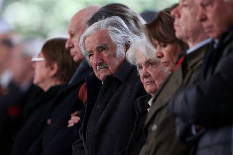 &copy; Reuters. FOTO DE ARCHIVO-El expresidente de Uruguay, José Mujica, asiste a una ceremonia oficial por el 50 aniversario del golpe que derrocó a Salvador Allende y dio inicio a la dictadura de Augusto Pinochet, en el palacio de gobierno de La Moneda, en Santiago d