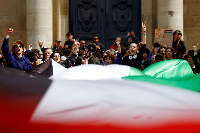 &copy; Reuters. パリのソルボンヌ大学で２９日、パレスチナ自治区ガザでの軍事行動に対する学生による抗議活動が行われ、数十人のデモ参加者が警察に排除された。（２０２４年　ロイター/Sarah Meyssonnier