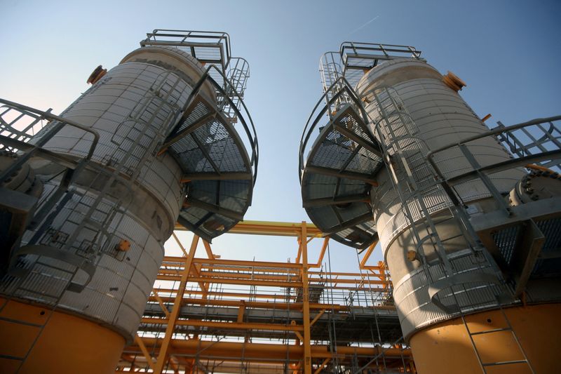 &copy; Reuters. منظر عام لمحطة معالجة الغاز المركزية في حقل الرميلة النفطي في البصرة بالعراق في صورة من أرشيف رويترز.