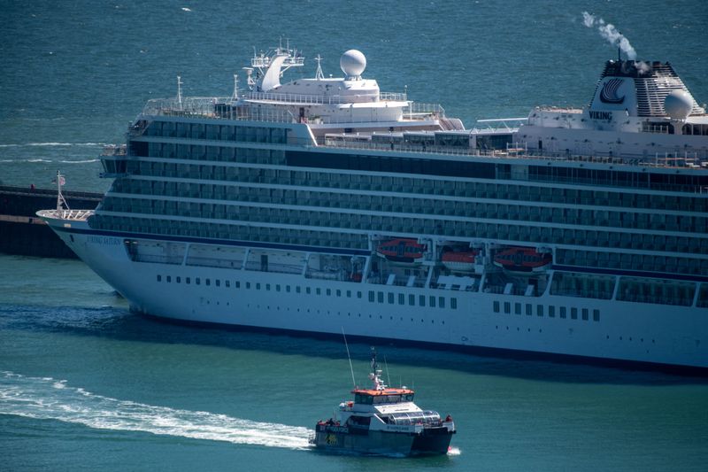 &copy; Reuters. A British Border Force vessel carrying people believed to be migrants passes by a cruise ship as it arrives at the Port of Dover in Dover, Britain, April, 29, 2024. REUTERS/Chris J. Ratcliffe