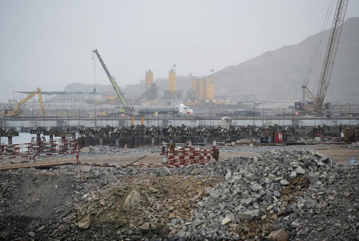 &copy; Reuters. FOTO DE ARCHIVO: Maquinaria en el sitio de construcción de un nuevo mega puerto chino, en Chancay, Perú 22 de agosto 2023. REUTERS/Angela Ponce/Archivo