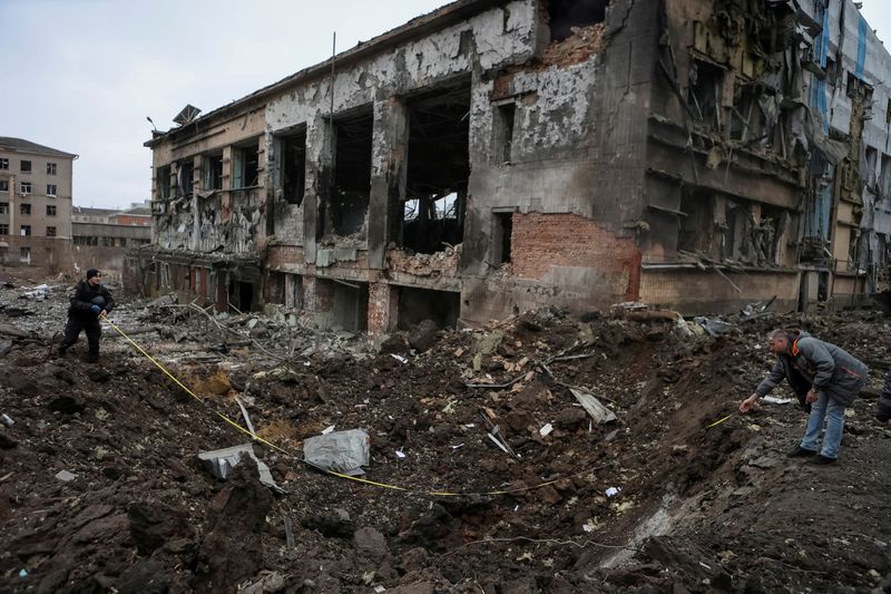 &copy; Reuters. FILE PHOTO: Experts inspect a crater next to a building heavily damaged during a Russian missile attack, amid Russia's attack on Ukraine, in central Kharkiv, Ukraine January 2, 2024. REUTERS/Sofiia Gatilova/File Photo