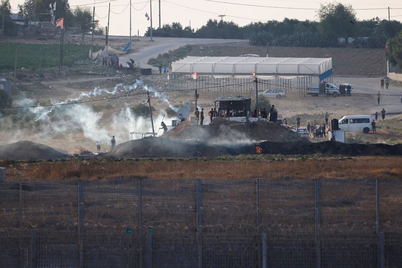 &copy; Reuters. Foto de Archivo: Soldados israelíes y manifestantes palestinos se enfrentan cerca de la frontera entre Israel y la Franja de Gaza, vista desde el lado israelí. 23 de septiembre de 2023. REUTERS/Amir Cohen