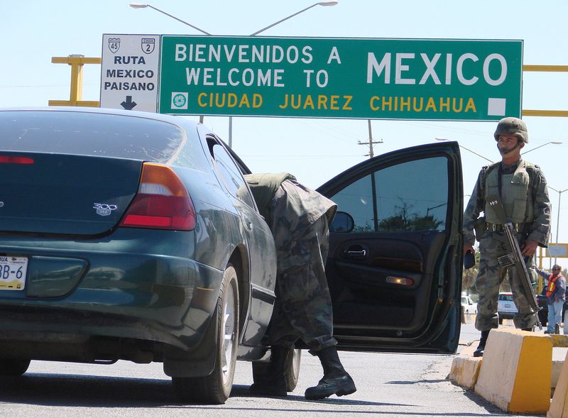 &copy; Reuters. 米政府は２９日、バイデン米大統領とメキシコのロペスオブラドール大統領が前日に電話会談を行い、移民管理および米・メキシコ国境管理の効率化の強化について協議したと明らかにした