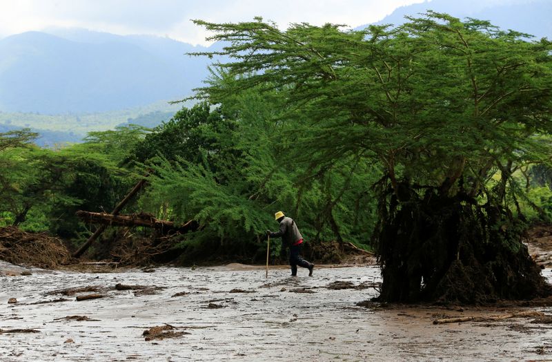&copy; Reuters. Homem caminha na água depois que fortes enchentes destruíram várias casas quando uma barragem se rompeu, após fortes chuvas em Mai Mahiu, no Quênia
29/04/2024
REUTERS/Thomas Mukoya
