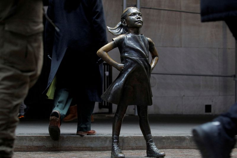 &copy; Reuters. FILE PHOTO: The Fearless Girl statue is seen outside of the New York Stock Exchange (NYSE) in New York City, U.S., November 29, 2021.  REUTERS/Brendan McDermid/File Photo