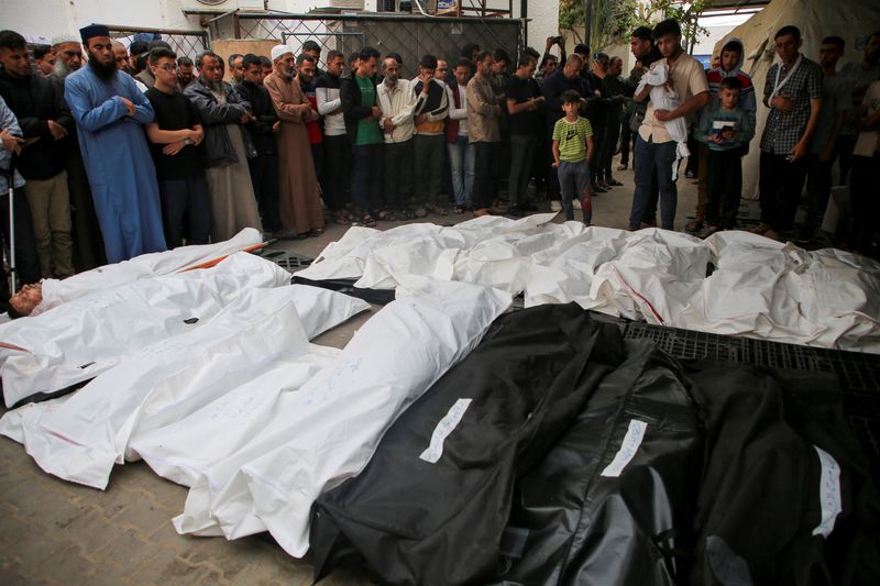 © Reuters. إقامة صلاة الجنازة على جثامين فلسطينيين قتلوا في غارة إسرائيلية على رفح جنوب قطاع غزة يوم 29 أبريل نيسان 2024. تصوير: حاتم خالد - رويترز