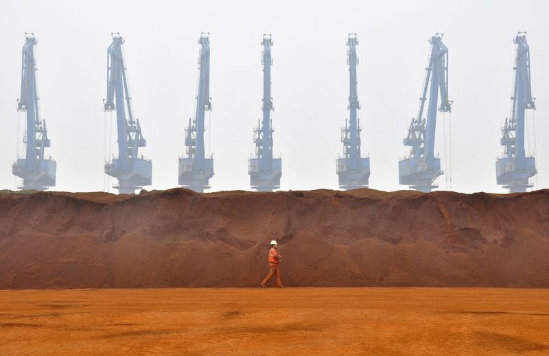 © Reuters. Pilha de minério de ferro em porto em Tianjin, China