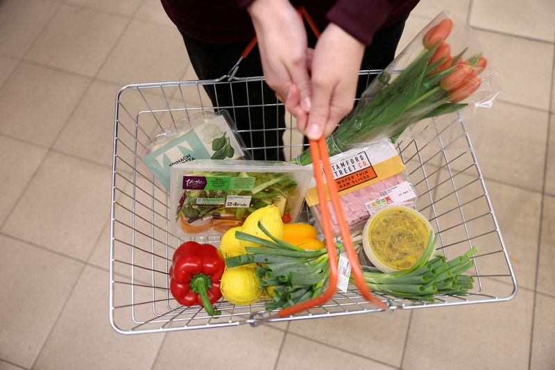 &copy; Reuters. FILE PHOTO: A customer carries a basket filled with food inside a Sainsbury’s supermarket in Richmond, West London, Britain February 21, 2024. REUTERS/Isabel Infantes/File Photo