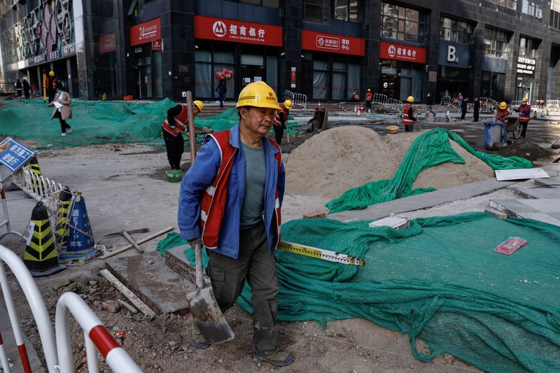 &copy; Reuters. File photo: A worker labours at a construction site in Beijing, China April 9, 2024. REUTERS/Tingshu Wang/File photo