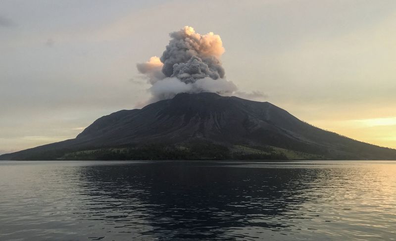 &copy; Reuters. 　インドネシアのスラウェシ島沖にあるルアン火山が４月３０日に再び噴火した。この写真は１９日の噴火時のもの（２０２４年　ロイター/Chermanto Tjaombah）