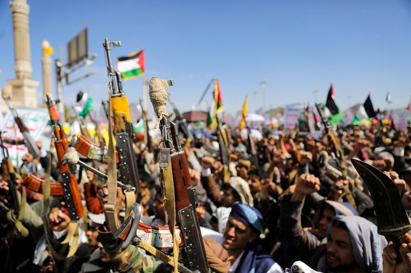 &copy; Reuters. FILE PHOTO: Protesters hold up rifles during a rally organized by the Houthis in support of Palestinians in the Gaza Strip, amid the ongoing conflict between Israel and the Palestinian Islamist group Hamas, in Sanaa, Yemen March 22, 2024. REUTERS/Khaled A