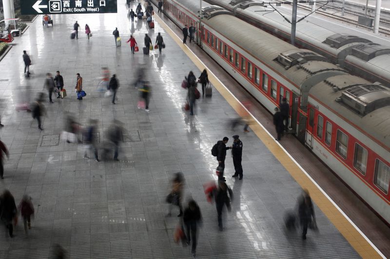 &copy; Reuters. FILE PHOTO: Passengers board a train at the Shanghai's railway station, January 19, 2012. REUTERS/Carlos Barria/File Photo