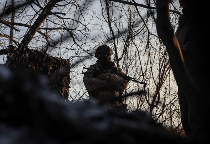 &copy; Reuters. FILE PHOTO: A Ukrainian serviceman stands guard at his position in a trench at a front line on the border with Russia, amid Russia's attack on Ukraine, in Sumy region, Ukraine January 20, 2024. REUTERS/Gleb Garanich/File Photo
