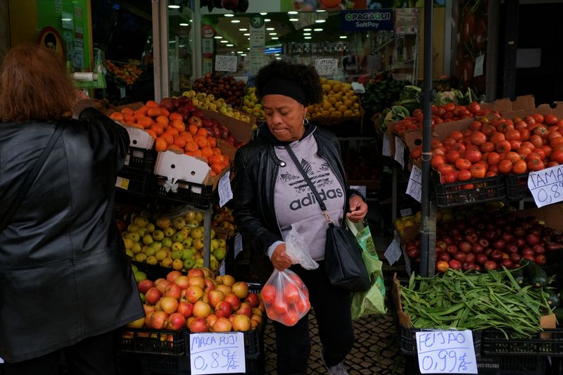 &copy; Reuters. File photo: A woman buys groceries on the day the government is expected to unveil new measures to help families and companies in Lisbon, Portugal, March 24, 2023. REUTERS/Pedro Nunes/File photo