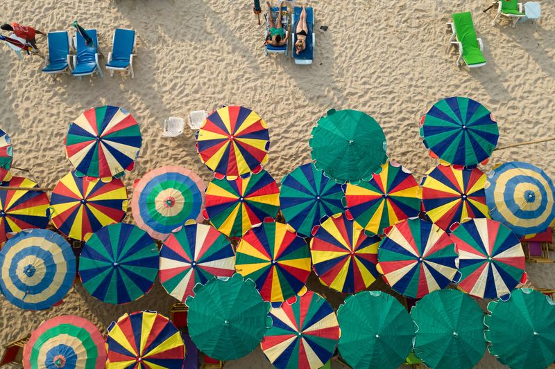 &copy; Reuters. FILE PHOTO: Colourful umbrellas are seen in a restaurant as tourists enjoy a beach in the island of Phuket in Thailand January 19, 2023. REUTERS/Jorge Silva/File Photo