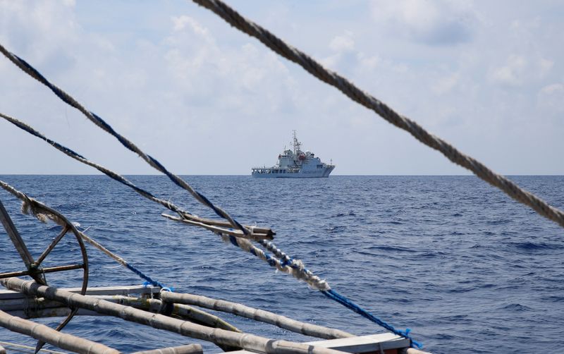 &copy; Reuters.     中国海警局は３０日、南シナ海のスカボロー礁（中国名・黄岩島）近海からフィリピン沿岸警備隊の船ともう１隻の公船を「追い払った」と発表した。資料写真、２０１７年４月、フィ