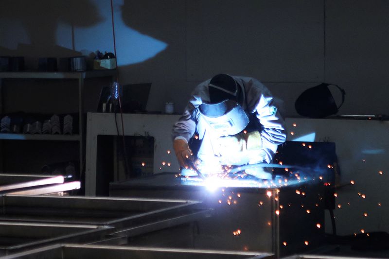 &copy; Reuters. FOTO DE ARCHIVO: Un empleado trabaja en la línea de producción de la fábrica de prensado de filtros Jingjin en Dezhou, provincia de Shandong, China, el 25 de agosto de 2022. REUTERS/Siyi Liu/Foto de archivo