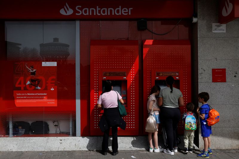 &copy; Reuters. Persone che utilizzano un bancomat in una filiale della banca Santander a Madrid, Spagna, 22 marzo 2024. REUTERS/Susana Vera/File Photo
