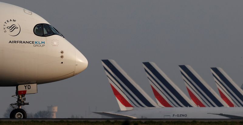 © Reuters. FILE PHOTO: An Air France Airbus A350 airplane lands at the Charles-de-Gaulle airport in Roissy, near Paris, France April 2, 2021.  REUTERS/Christian Hartmann/File Photo