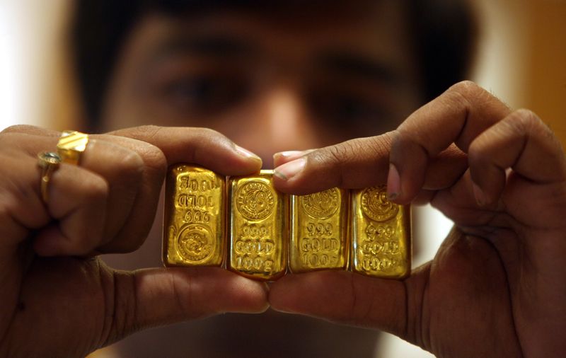 &copy; Reuters. بائع يعرض سبائك من الذهب داخل متجر للمجوهرات في مدينة حيدر اباد بجنوب الهند في صورة من أرشيف رويترز.