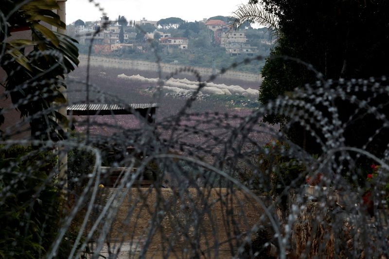 &copy; Reuters. FOTO DE ARCHIVO: Alambre de púas cerca de una casa abandonada, cerca de la frontera de Israel con el Líbano en el norte de Israel. 19 de marzo 2024. REUTERS/Carlos Garcia Rawlins/File Photo
