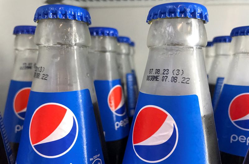 &copy; Reuters. File photo: A view shows production and expiration dates on the bottles of Pepsi inside a refrigerator at a gym in central Moscow, Russia September 20, 2022. REUTERS/Alexander Marrow/File photo