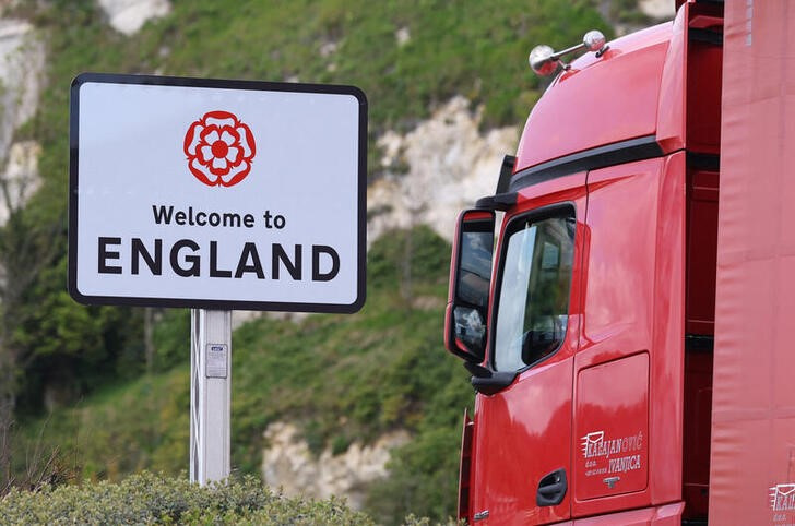 &copy; Reuters. FOTO DE ARCHIVO. Un camión de carga pasa junto a un mensaje de saludo en una señal de tráfico en la ciudad portuaria costera de Dover, Reino Unido. 18 de abril de 2024. REUTERS/Toby Melville
