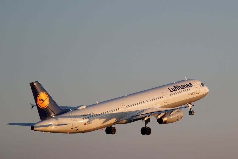 © Reuters. File photo: A Lufthansa Airbus A321-100 airplane takes off from the airport in Palma de Mallorca, Spain, July 29, 2018. REUTERS/Paul Hanna/File Photo