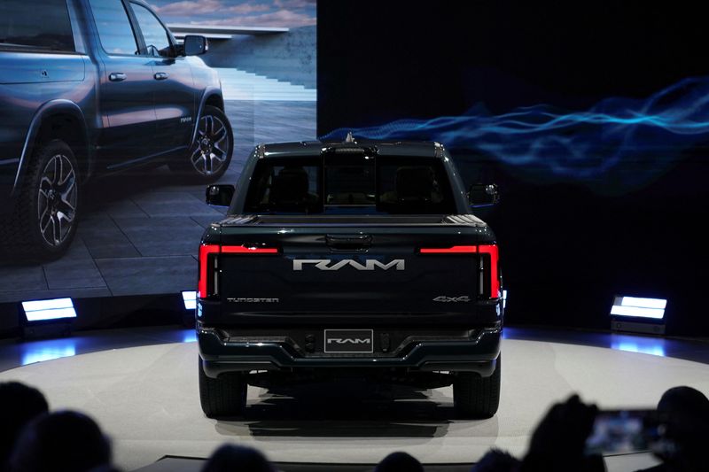 © Reuters. File photo: A Ram 1500 REV is displayed at the New York International Auto Show, in Manhattan, New York City, U.S., April 5, 2023. REUTERS/David 'Dee' Delgado/File photo