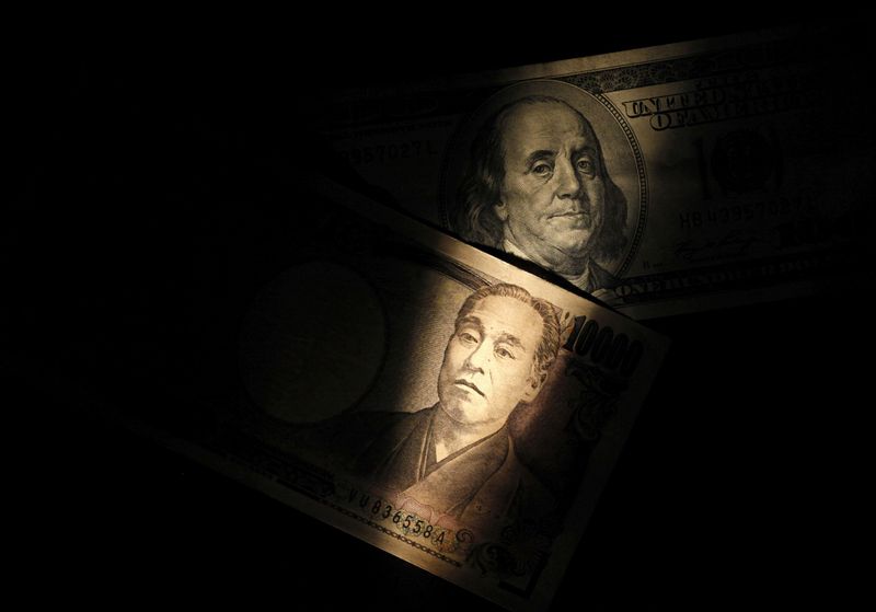 &copy; Reuters. 　２９日にドル／円相場が演じた乱高下の余波が続いている。写真は米ドルと円の紙幣。２０１３年２月撮影（２０２４年　ロイター/Shohei Miyano）