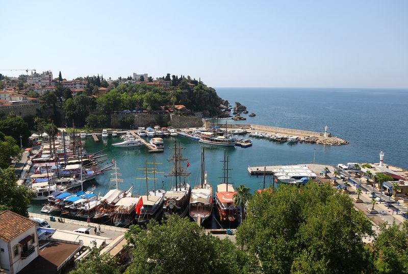 &copy; Reuters. البلدة القديمة والميناء التاريخي في مدينة أنطاليا السياحية بجنوب تركيا في صورة من أرشيف رويترز.
