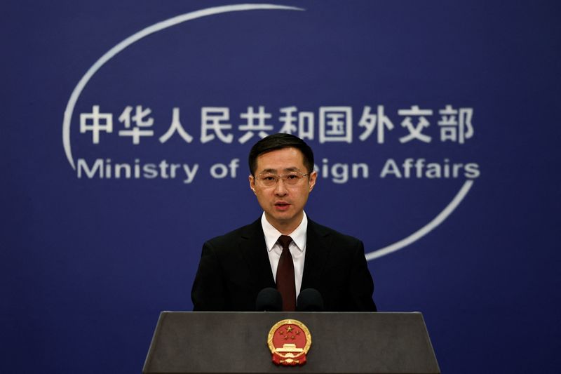 &copy; Reuters. FOTO DE ARCHIVO. El portavoz del Ministerio de Asuntos Exteriores chino, Lin Jian, habla durante una rueda de prensa en Pekín, China. 20 de marzo de 2024. REUTERS/Tingshu Wang