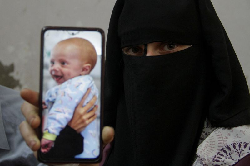 &copy; Reuters. Sondos Mukat (Hamuda), the mother of Yehia Hamuda, a Palestinian infant, who was evacuated to south Gaza as a premature baby after Israeli forces raided Kamal Adwan hospital in northern Gaza Strip and is currently separated from his parents due to an Isra