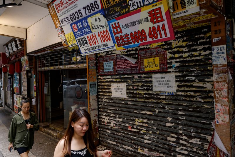 © Reuters. People walk past a closed-down retail shop in Tsim Sha Tsui, Hong Kong, China April 29, 2024. REUTERS/Tyrone Siu