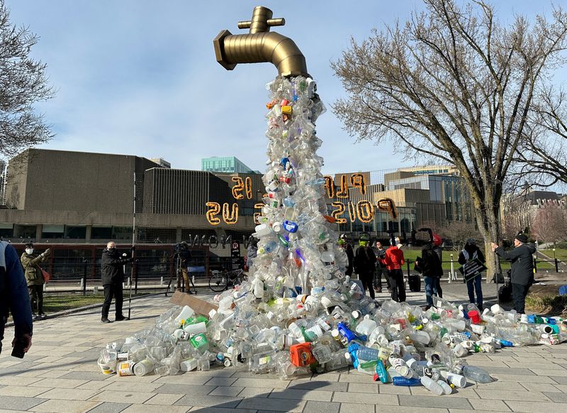 © Reuters. FILE PHOTO: A prop depicting a water tap with cascading plastic bottles is displayed by activists near the Shaw Centre venue of penultimate negotiations for the first-ever global plastics treaty, in Ottawa, Ontario, Canada April 23, 2024.  REUTERS/Kyaw Soe Oo/File Photo