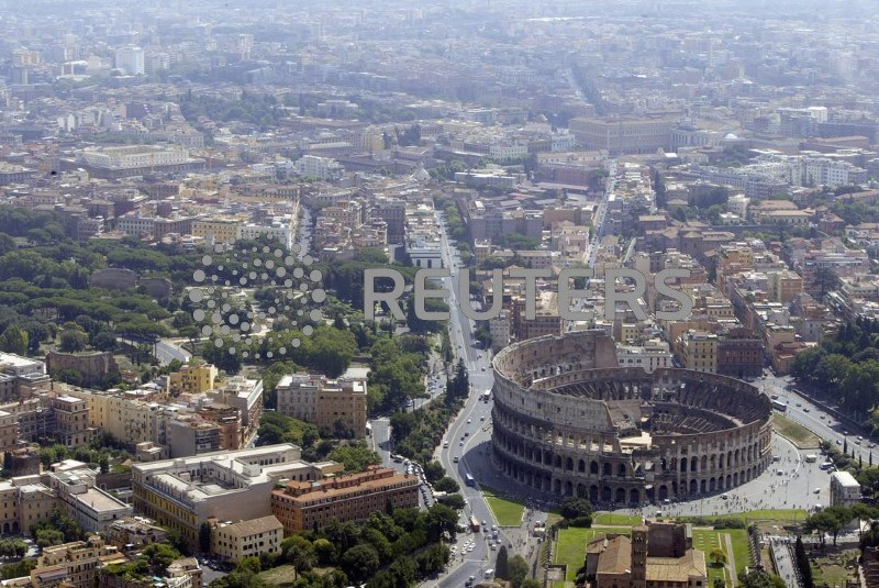 &copy; Reuters. Una veduta aerea del centro di Roma. 12 agosto 2004.   REUTERS/Alessandro Bianchi  