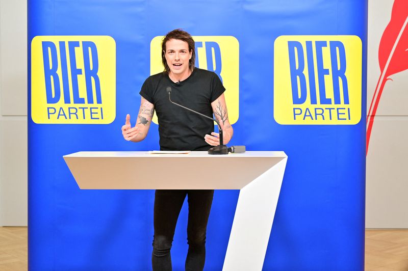 &copy; Reuters. The leader of Austria's Beer Party, Dominik Wlazny, speaks during a press conference on this year's parliamentary election in Vienna, Austria, April 30, 2024. REUTERS/Elisabeth Mandl