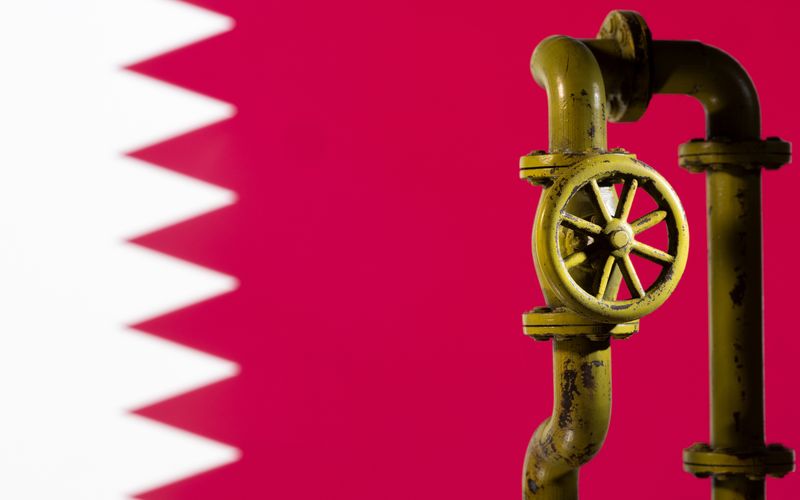 &copy; Reuters. صورة توضيحية لخط أنابيب غاز طبيعي أمام علم قطر من أرشيف رويترز.