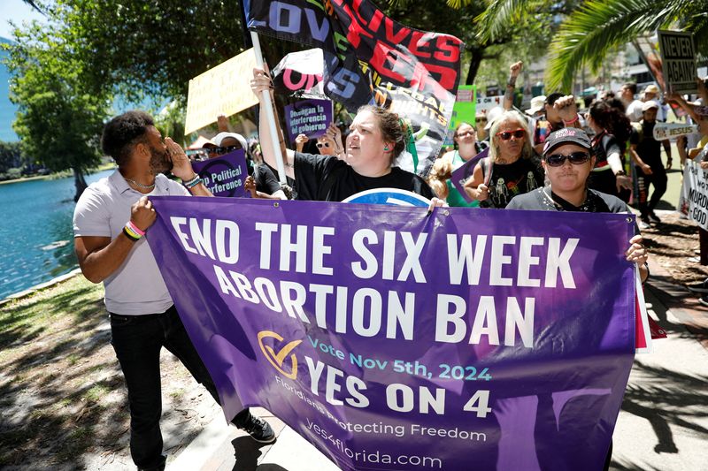 &copy; Reuters. FILE PHOTO: Abortion rights advocates gather to launch their 'Yes On 4' campaign with a march and rally against the six-week abortion ban ahead of November 5, when Florida voters will decide on whether there should be a right to abortion in the state, in 