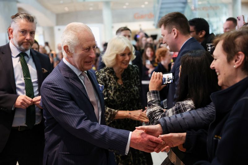 © Reuters. Britain's King Charles and Queen Camilla meet staff members as they arrive to visit to the University College Hospital Macmillan Cancer Centre in London, Britain, April 30, 2024. REUTERS/Suzanne Plunkett/Pool