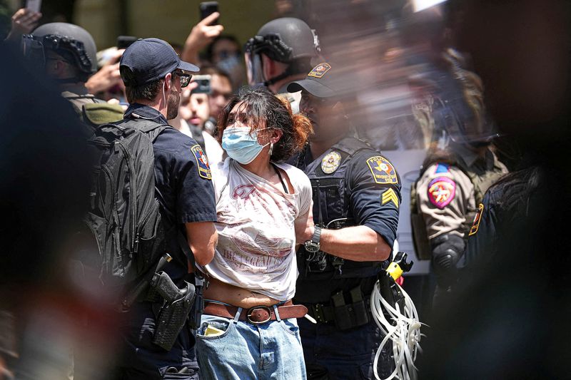 &copy; Reuters. Police arrest a pro-Palestinian protester, during the ongoing conflict between Israel and the Palestinian Islamist group Hamas, at the University of Texas in Austin, Texas, U.S. April 29, 2024.   Aaron E. Martinez/American-Statesman/USA Today Network via 