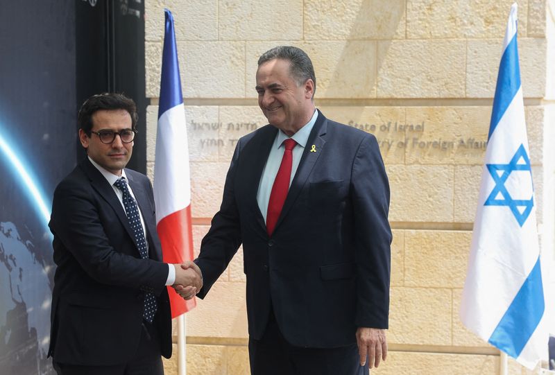 &copy; Reuters. French Foreign Minister Stephane Sejourne shakes hands with his Israeli counterpart Israel Katz, in Jerusalem, April 30, 2024. REUTERS/Ronen Zvulun