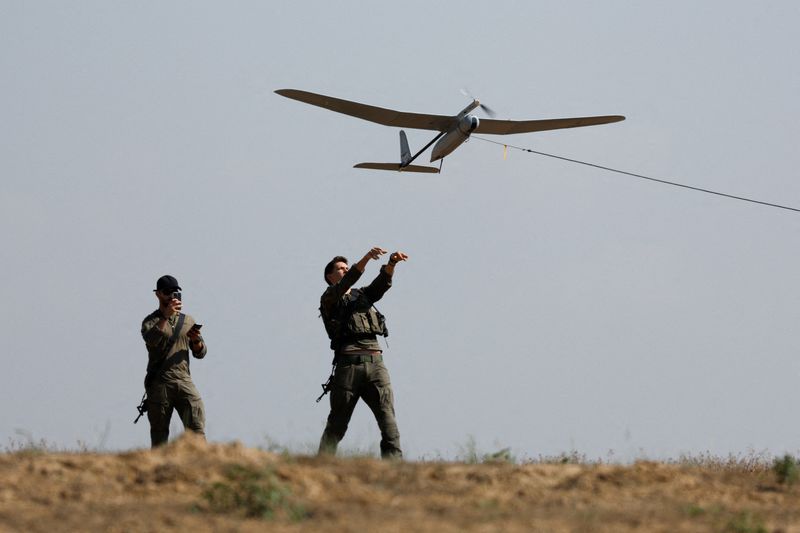 &copy; Reuters. FOTO DE ARCHIVO: Soldados israelíes volando un dron cerca de la frontera entre Israel y Gaza, en Israel. 15 de abril de 2024. REUTERS/Amir Cohen
