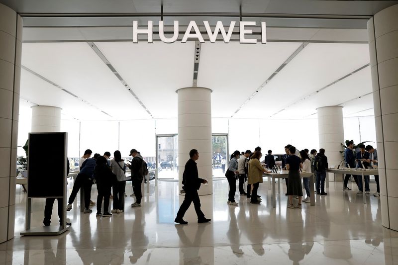 &copy; Reuters. FILE PHOTO: Customers shop at a Huawei's flagship store, as Huawei Pura 70 series models go on sale, in Beijing, China April 18, 2024. REUTERS/Tingshu Wang/File Photo