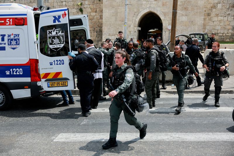 &copy; Reuters. أفراد من خدمة الطوارئ الإسرائيلية يتعاملون مع ما يُشتبه أنه حادث طعن بالقدس يوم 30 أبريل نيسان 2024. تصوير: عمار عوض - رويترز
